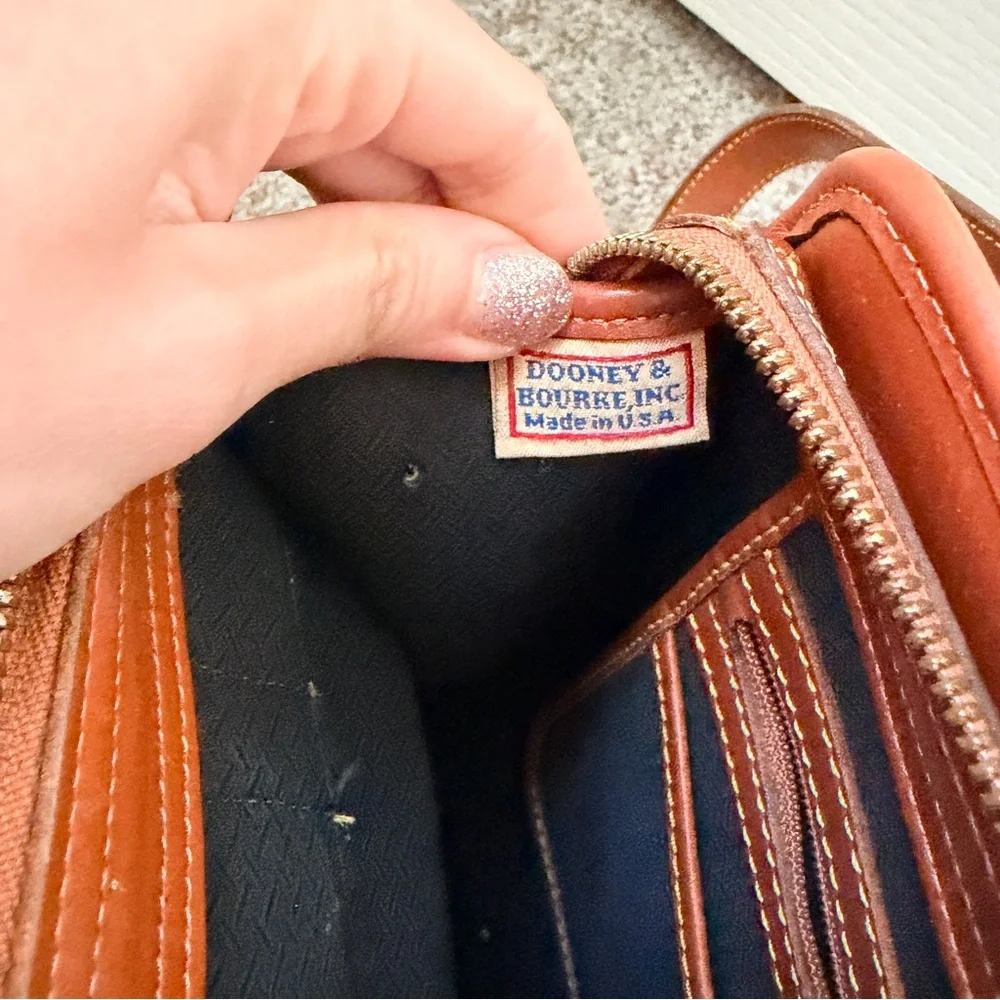 Dooney and Bourke rare vintage all weather leather shoulder bag - Picture 10 of 13
